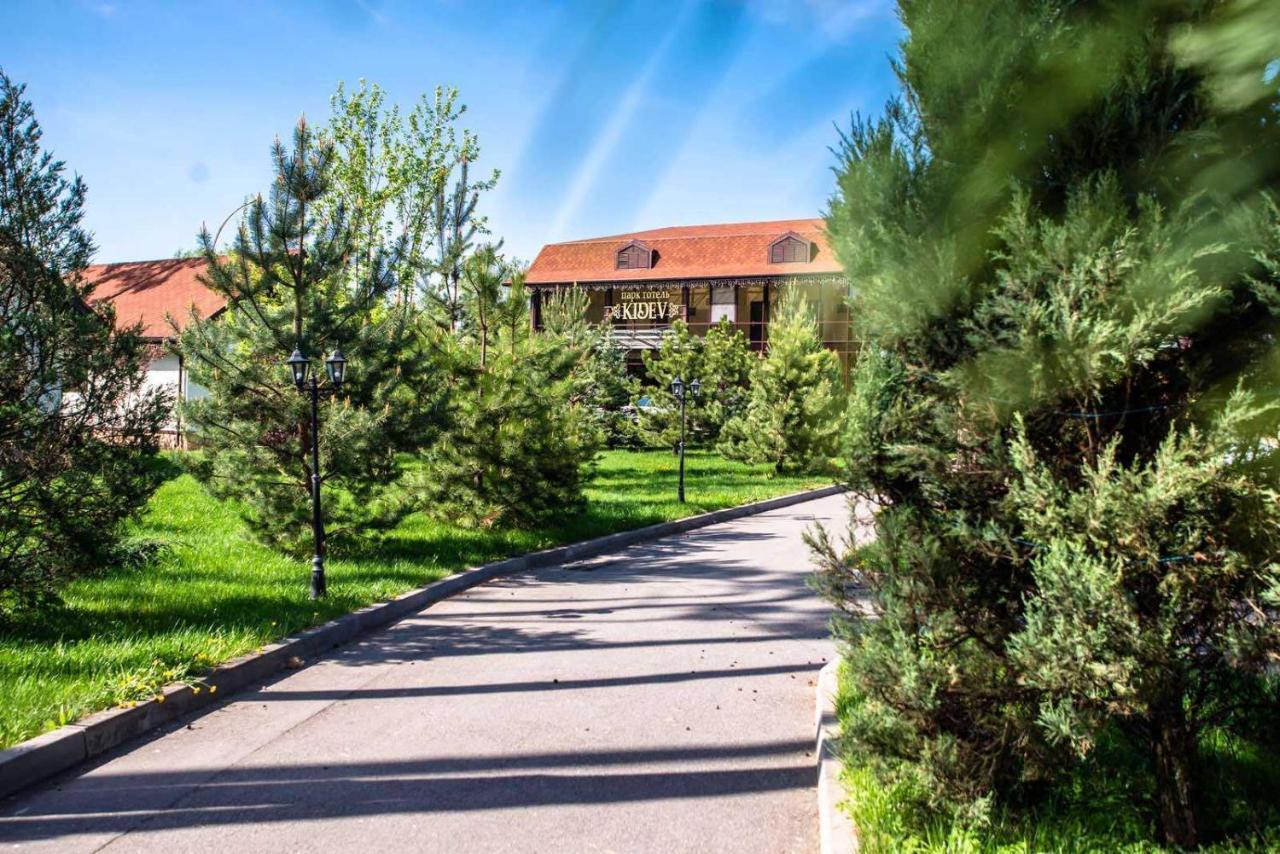 Park-Hotel Kidev Chubynske Exterior foto